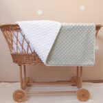 Minky copertina con pompon - Menta - immagine 2